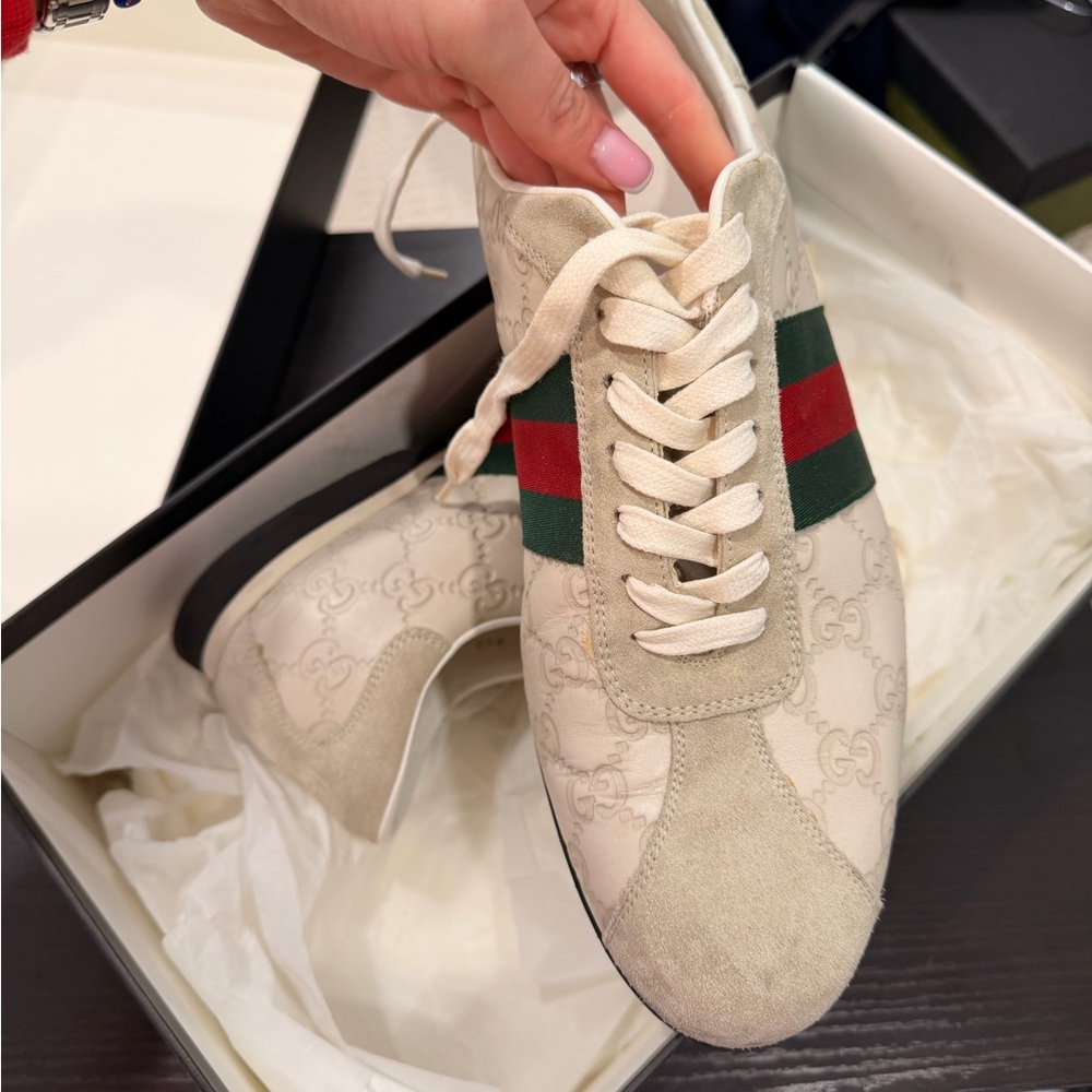 Gucci Cream Sneakers with Red and Green Accents - Picture 2 of 4